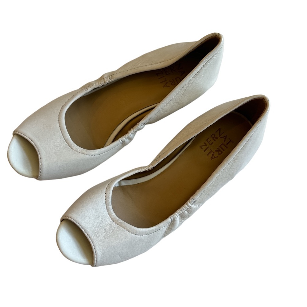 NATURALIZER CONTRAST
White Leather Short Wedge Peep-Toe Pump
Women’s Size US 9